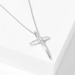 Canadian Dreams Sterling Silver 0.035 ctw Diamond Pendant with Chain